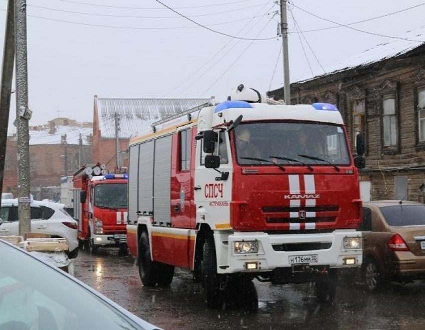 Ночной пожар в Астрахани унес жизни двух человек