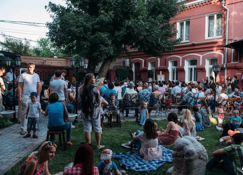В музейном дворике астраханской галереи состоится арт-вечер «Страна Лебедия»