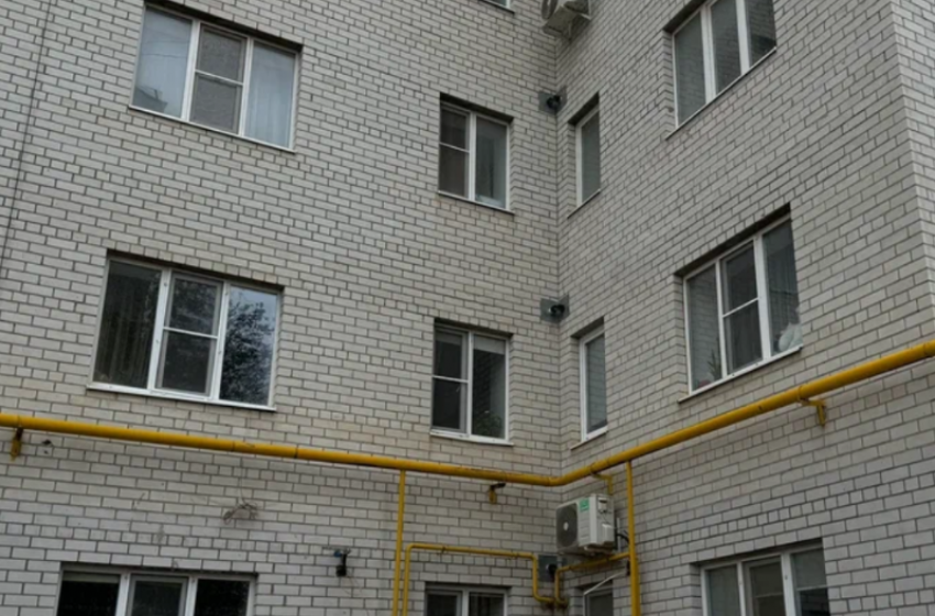 Астраханец скончался после выпадения из окна квартиры многоэтажки