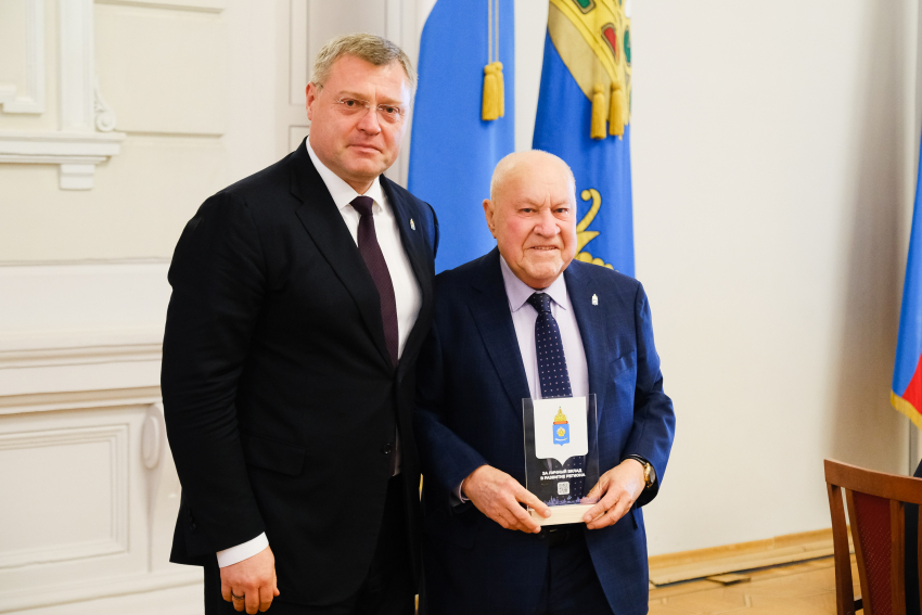 Губернатор Астраханской области вручил премию «Человек года»