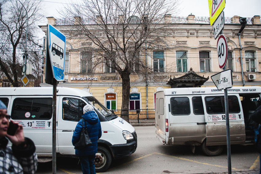 В Астрахани водитель маршрутки чуть не избил пассажира с ребенком