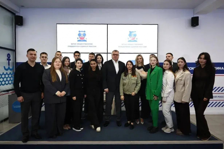 Астраханский губернатор провел встречу с активной молодежью региона