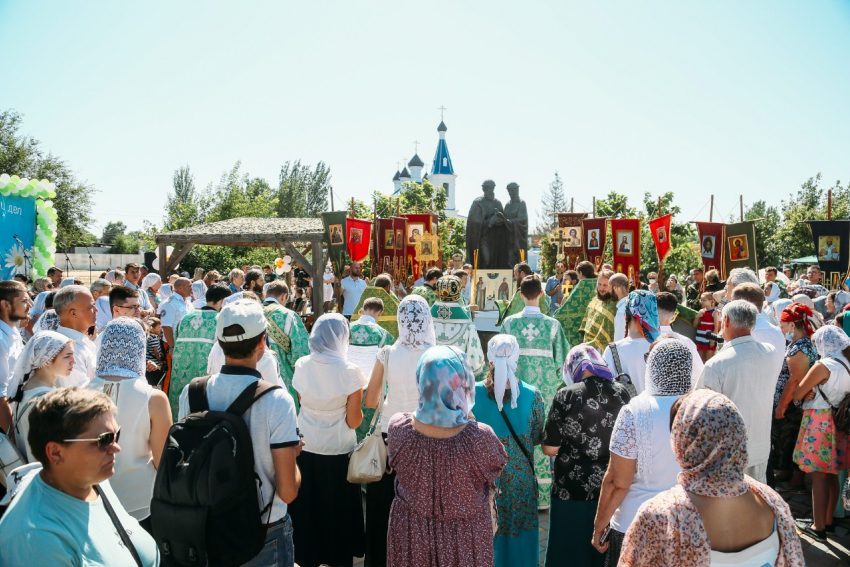 Игорь Седов поздравил астраханцев с Днём семьи, любви и верности 