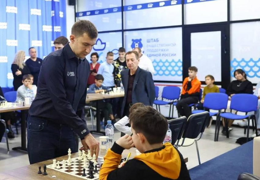 Гроссмейстер Сергей Карякин открыл шахматный клуб в Астрахани