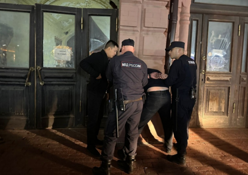 В Астрахани полиция задержала 53 человек в «барном квартале»