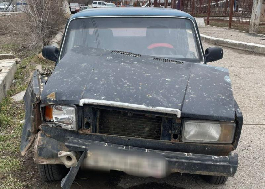 В Астрахани подростки угнали «Жигули» и разбили их о дерево