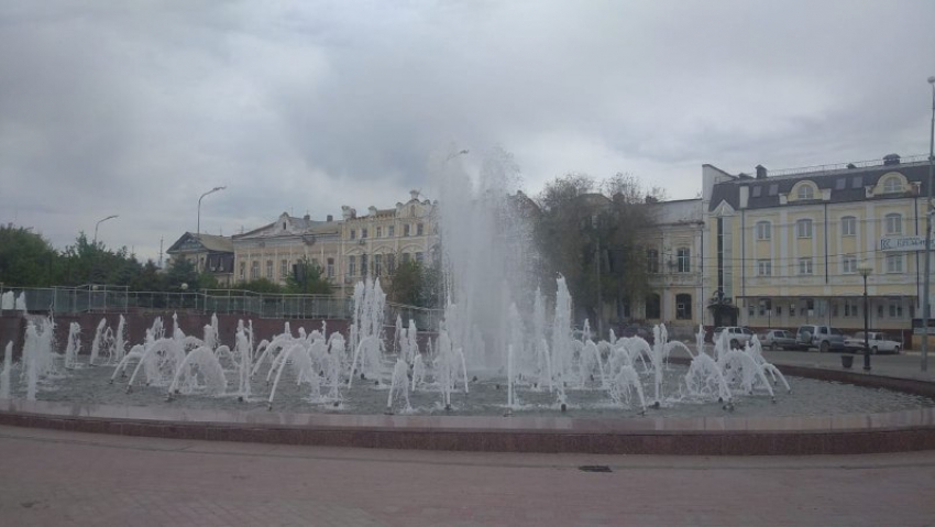В Астрахани включили 5 уличных фонтанов 