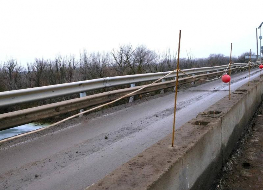 Под Астраханью разобрали конструкции моста через ерик Сухой Рычан: начался ремонт