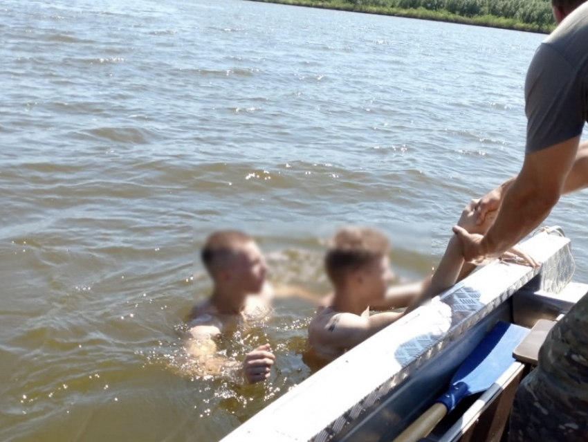 Под Астраханью спасли двух тонущих подростков
