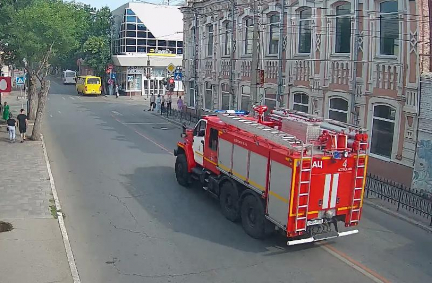 В Кировском районе Астрахани горит двухэтажный жилой дом