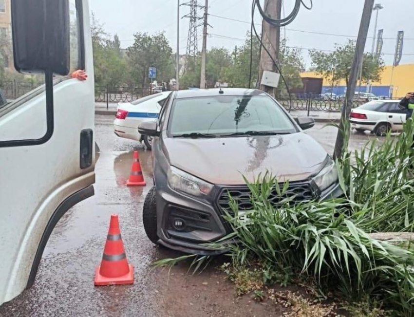 Астраханец протаранил бетонный столб, пытаясь скрыться от полиции