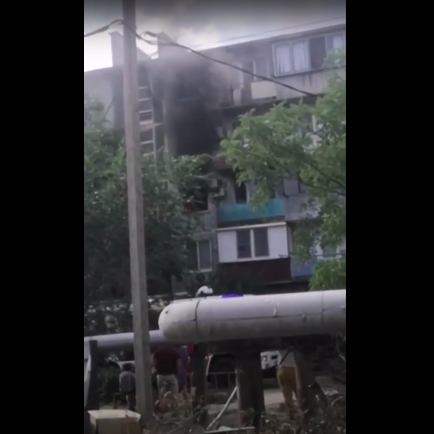 Кадры очевидцев: одну из квартир Астрахани охватил огонь