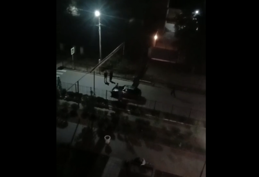 Молодой астраханец без водительских прав прокатил человека на капоте