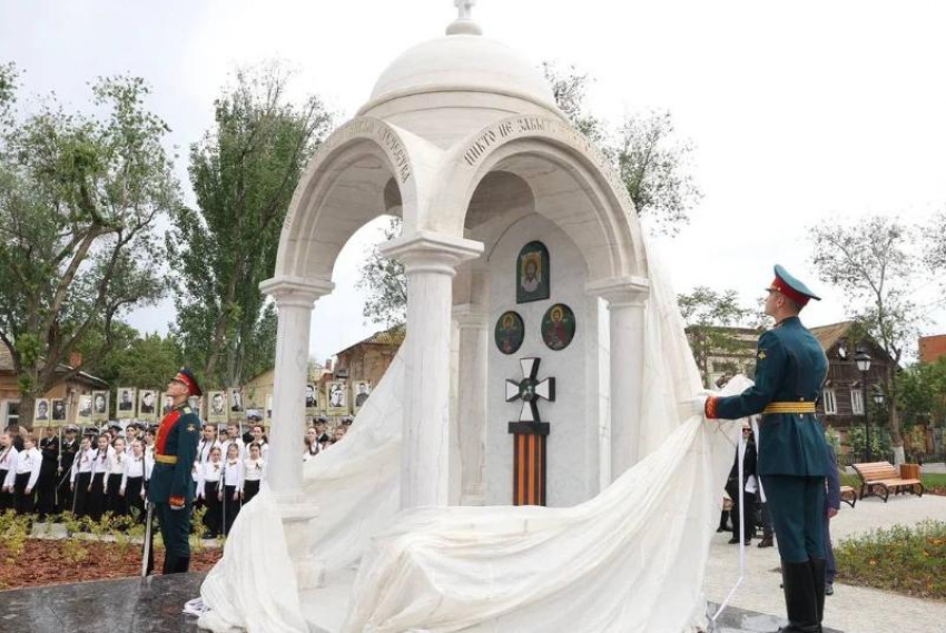 «Часовые Памяти»: в Астрахани открыли символ веры и единства