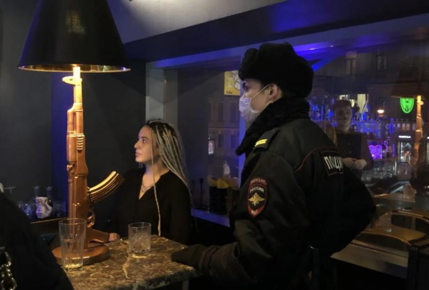 Во время рейда астраханские полицейские конфисковали 300 литров пива