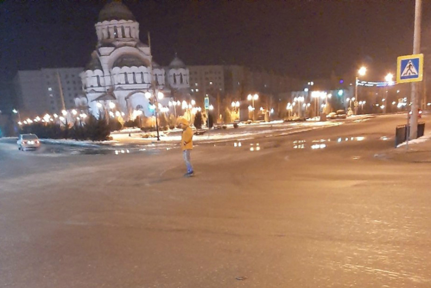 В Астрахани мужчина разгуливал по проезжей части