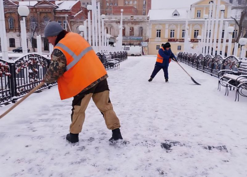 Скользкие дорожки: улицы Астрахани начали обрабатывать противогололедной смесью