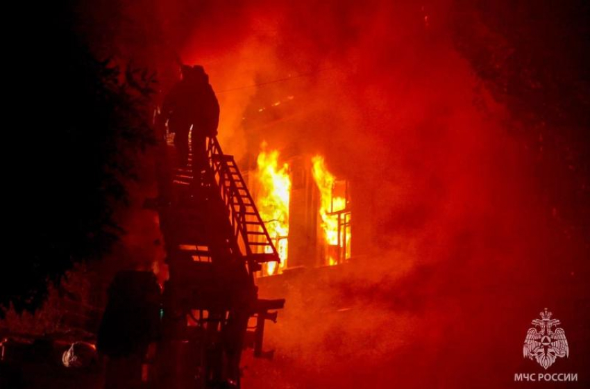Астраханские пожарные больше 12 часов тушили жилой деревянный дом