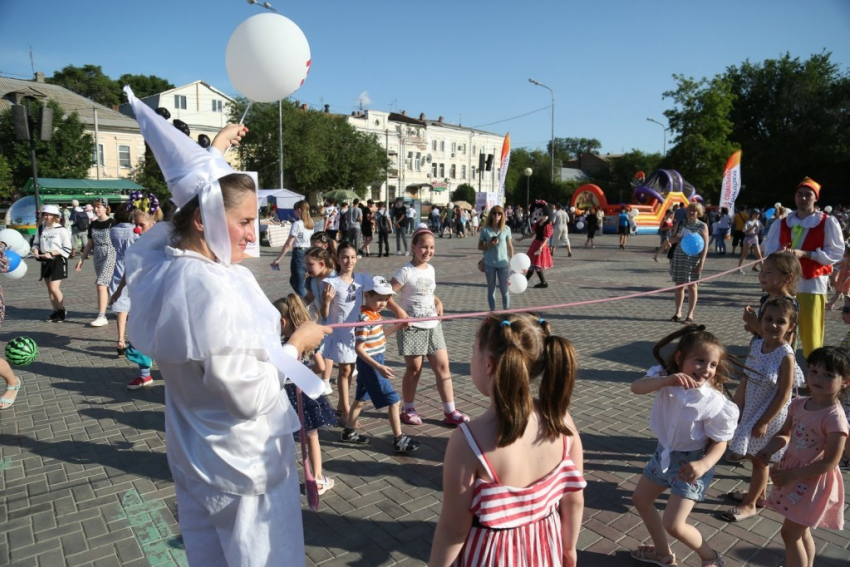 Аниматоры, танцы и Hand Made: в Астрахани прошла социальная ярмарка 