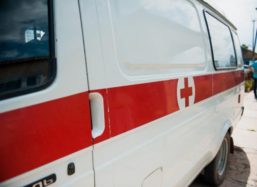 В Астрахани бабушка упала и застряла в машине скорой помощи