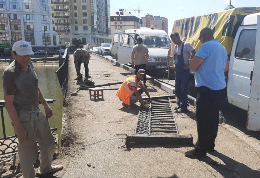 На мосту в Астрахани оперативно чинят проломленное ограждение