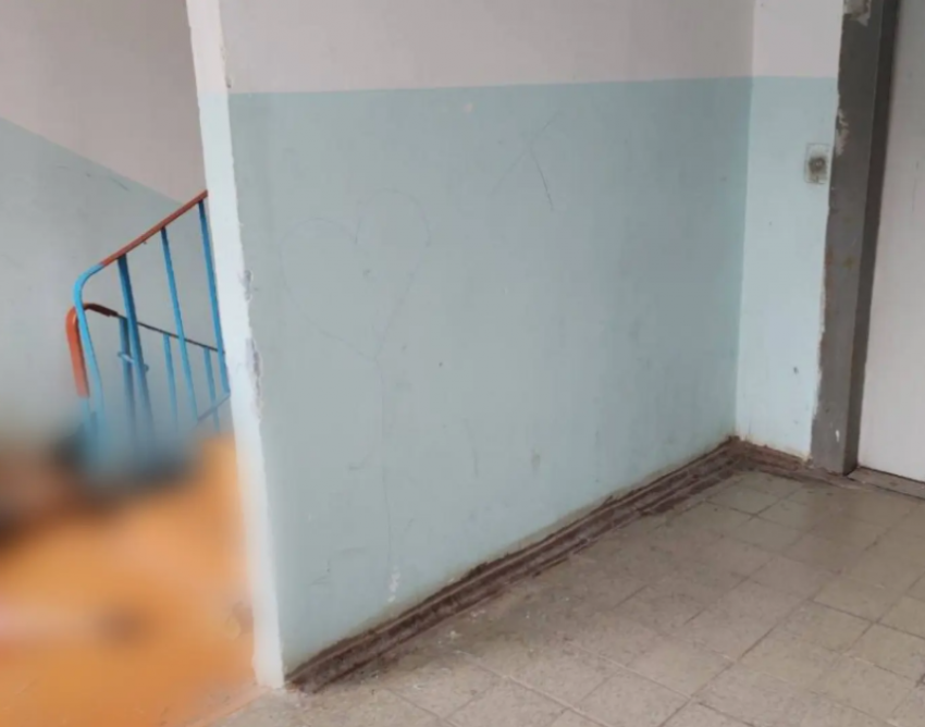 В жилом доме на улице Валерии Барсовой в Астрахани нашли труп мужчины