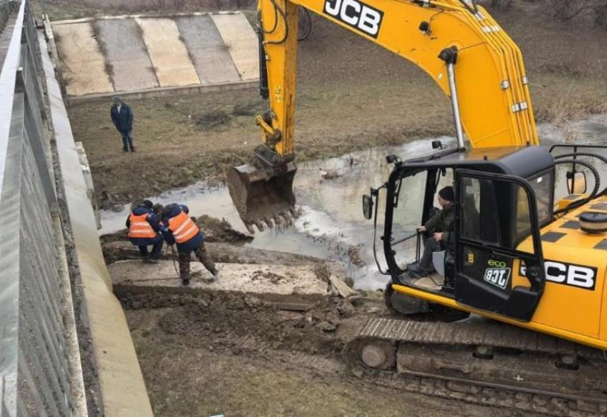 В Астраханской области из ерика Кушумбет достали бетонные плиты