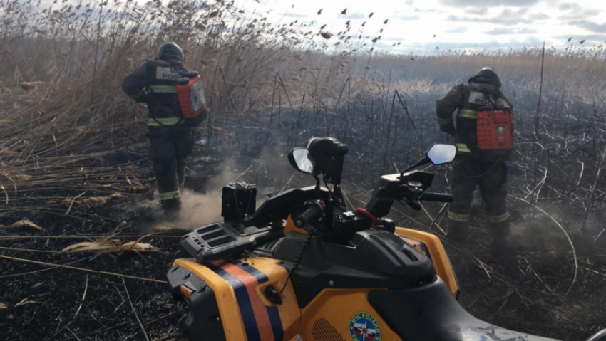 Астраханские пожарные работают в горящих степях: кадры с места событий