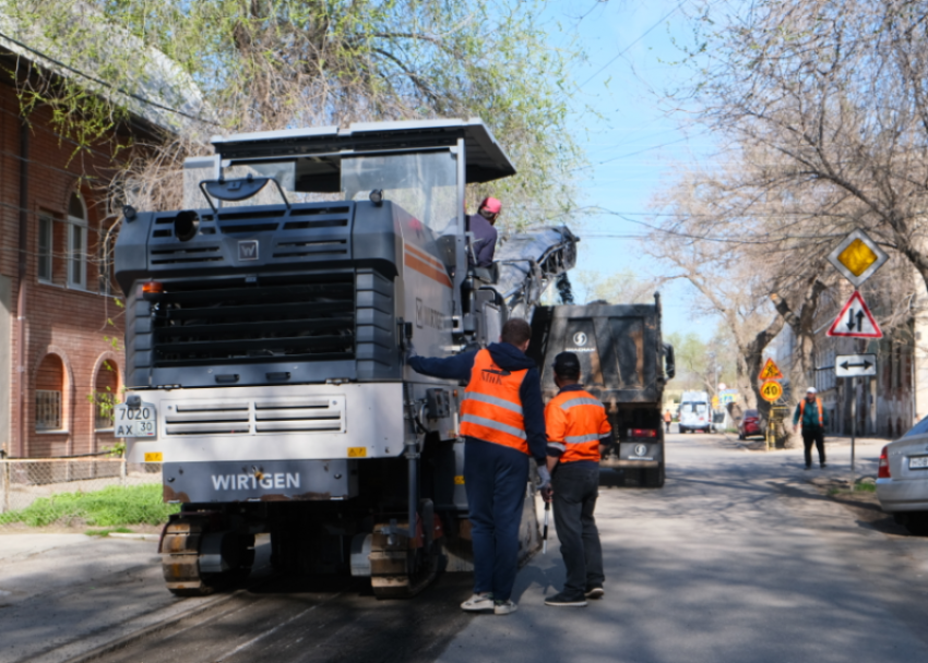 В Астрахани на улице Пугачева приведут в порядок дорогу и тротуар