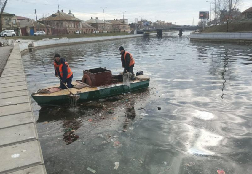 Из астраханских каналов достали свыше 20 кубометров мусора