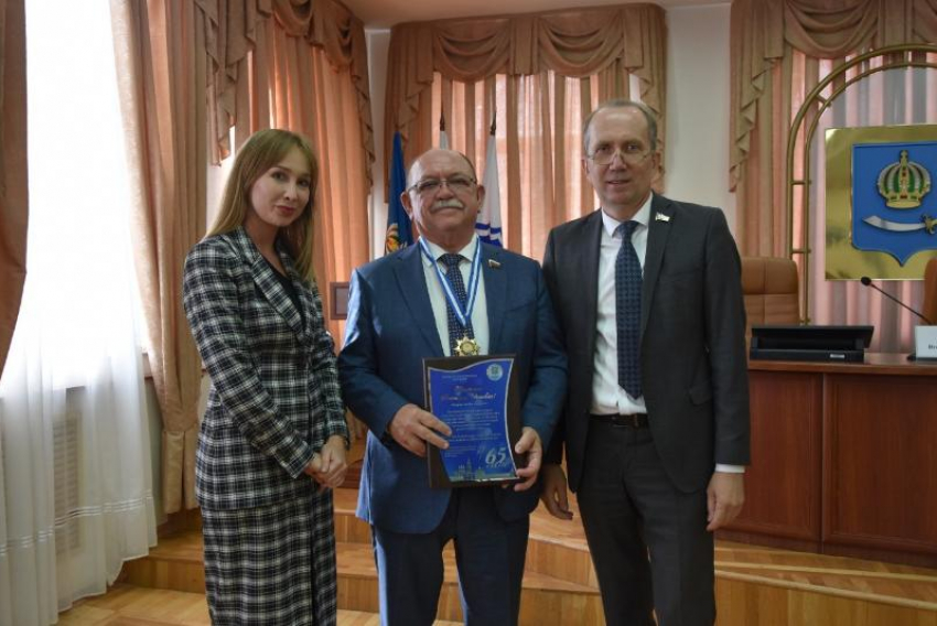 Председатель гордумы Игорь Седов поздравил Геннадия Орденова с наградой «За гражданские заслуги»