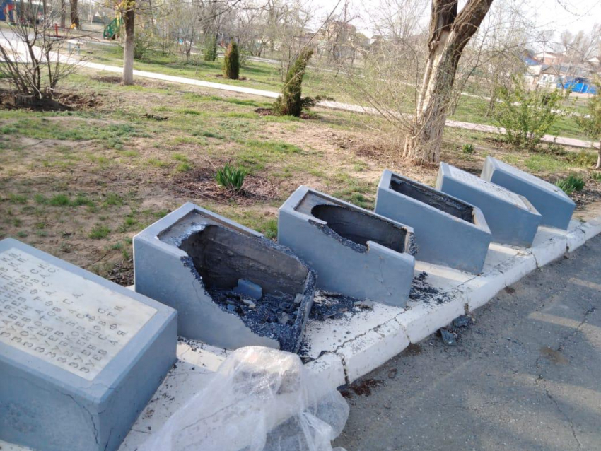 В Астраханской области вандалы осквернили памятник героям войны