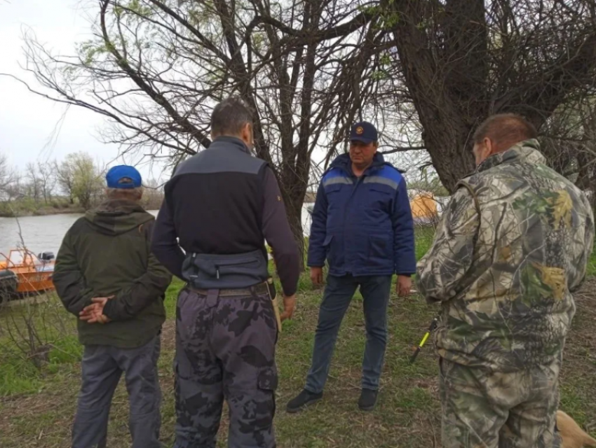 В Астраханской области продолжают искать утонувшего рыбака из Москвы