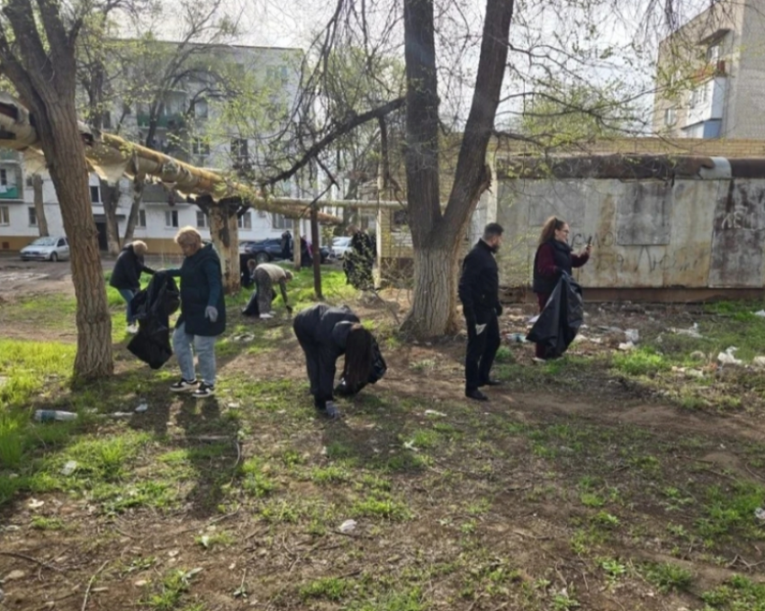 Астраханцы приводят в порядок родной город в рамках Дней чистоты