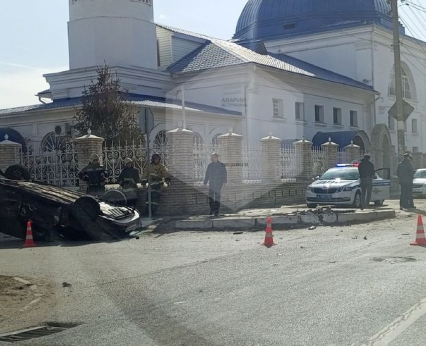 В Астрахани в аварии перевернулся автомобиль на улице Бэра