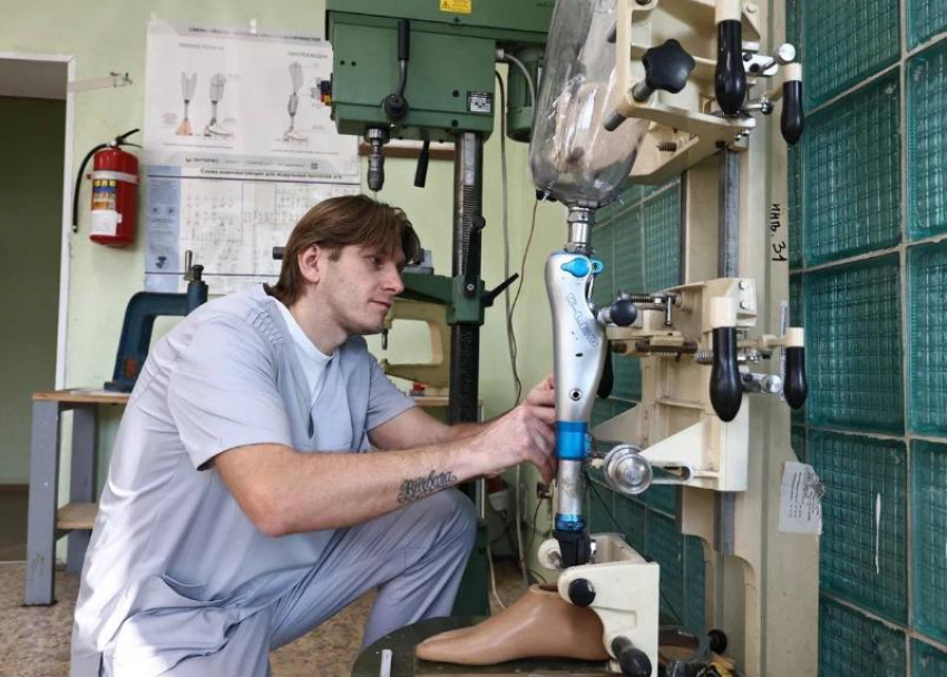 Нуждающихся в протезах астраханцев бесплатно обеспечивает местное предприятие