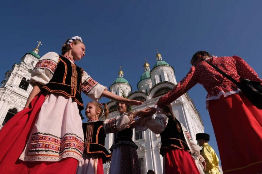 Больше 3000 человек отпраздновали Троицу в Астраханском кремле