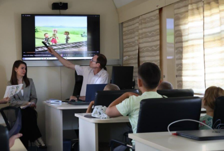 Астраханским подросткам напомнили о правилах безопасности на железной дороге