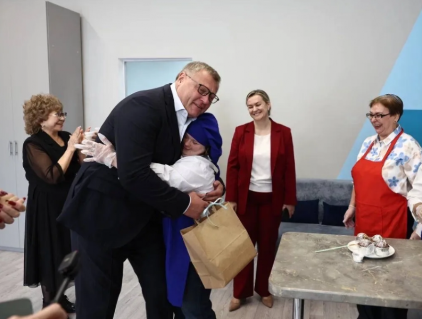 Игорь Бабушкин посетил астраханские мастерские для детей с ОВЗ