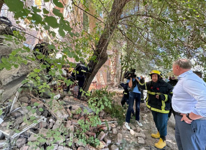 В Астрахани жителям полуразрушенного дома создали пункт временного размещения
