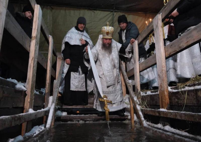 Крещение Господне: астраханцы смыли свои тревоги и недуги в святой воде