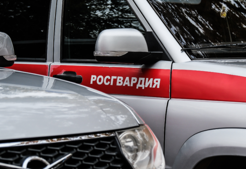 В Астрахани молодой парень на золотистом авто стрелял в воздух