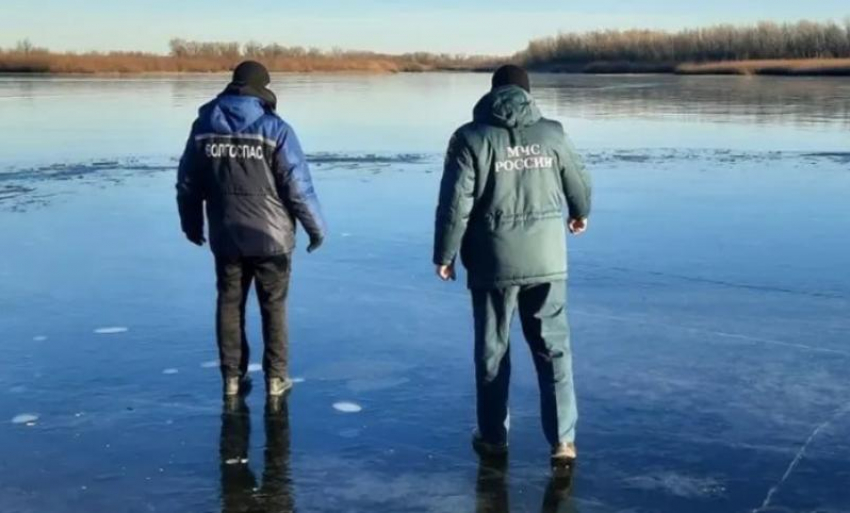 Спасатели предупреждают астраханцев об опасности выхода на лёд