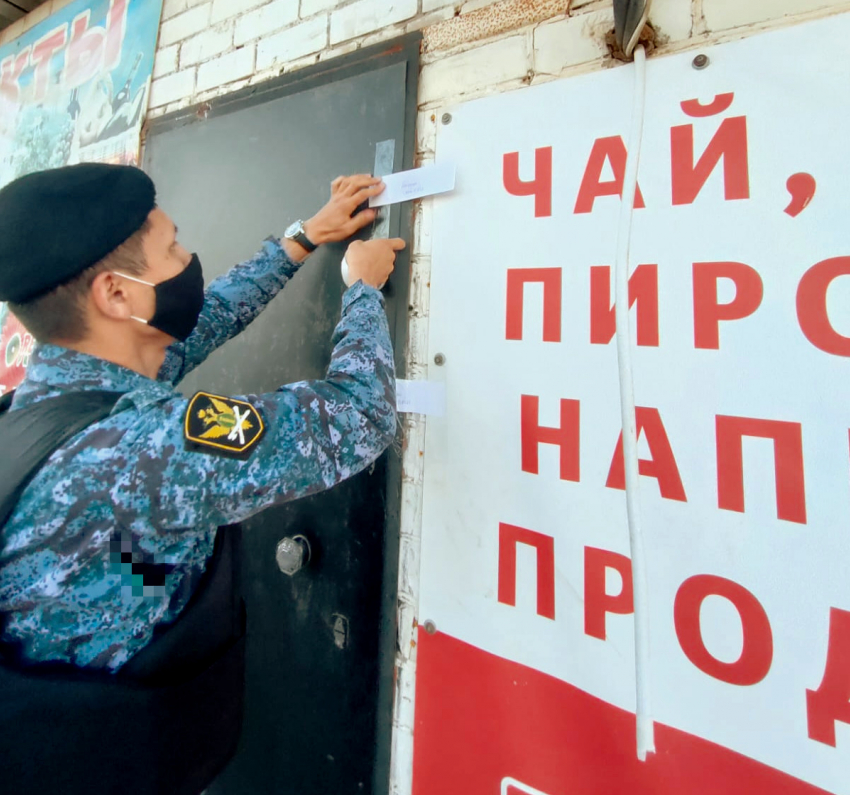 Приставы опечатали астраханское кафе на 20 суток