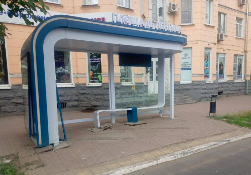 В Астрахани задержали водителя, повредившего новую остановку