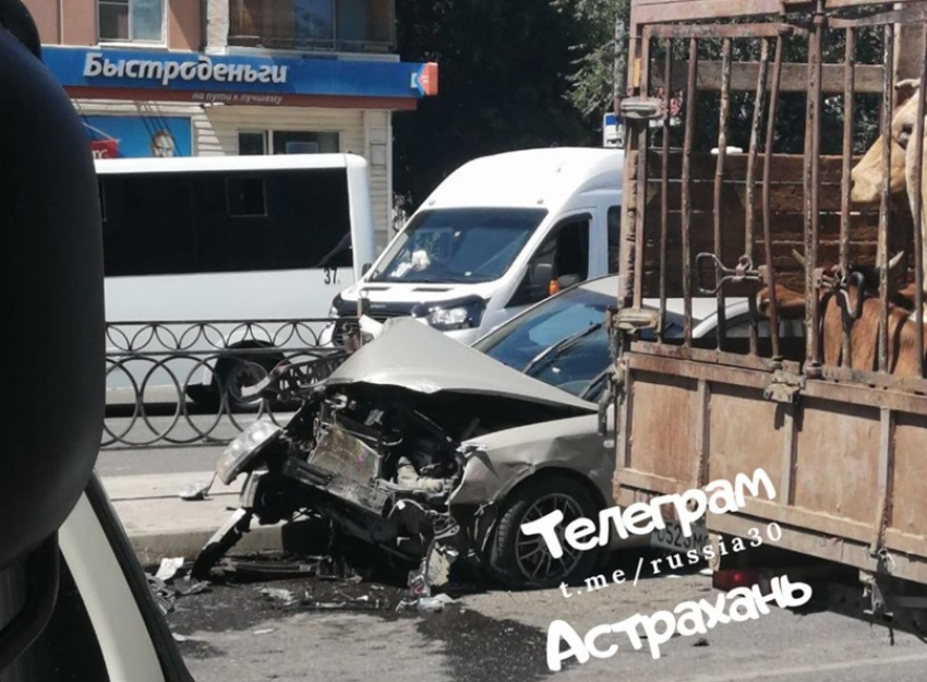 В аварии на улице Яблочкова в Астрахани получили травмы 3 человека