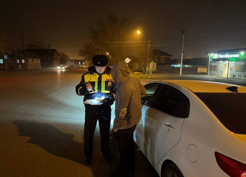 На астраханских дорогах полиция ловила машины с глухой тонировкой