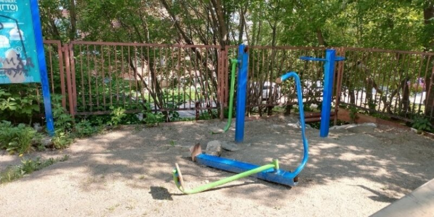 Общественники обеспокоены состоянием астраханских детских площадок во дворах