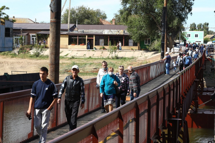 В Астрахани для пешеходов открыли мост через реку Серебряная Воложка