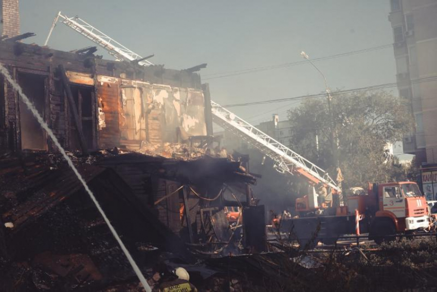 За день в Астрахани сгорели частный дом и административное здание
